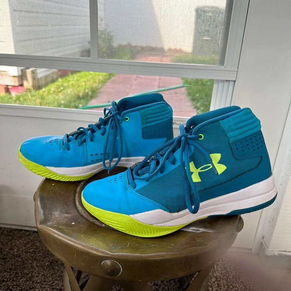 Under Armor Girl’s Basketball Shoes, 6Y - Picture 4 of 6